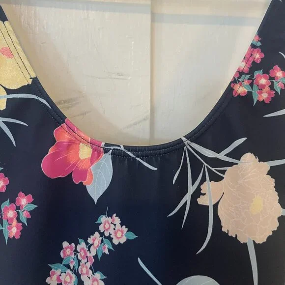 GENTLY USED GIRL'S ROXY BEAUTIFUL FLORAL BATHING SUIT, SIZE 10